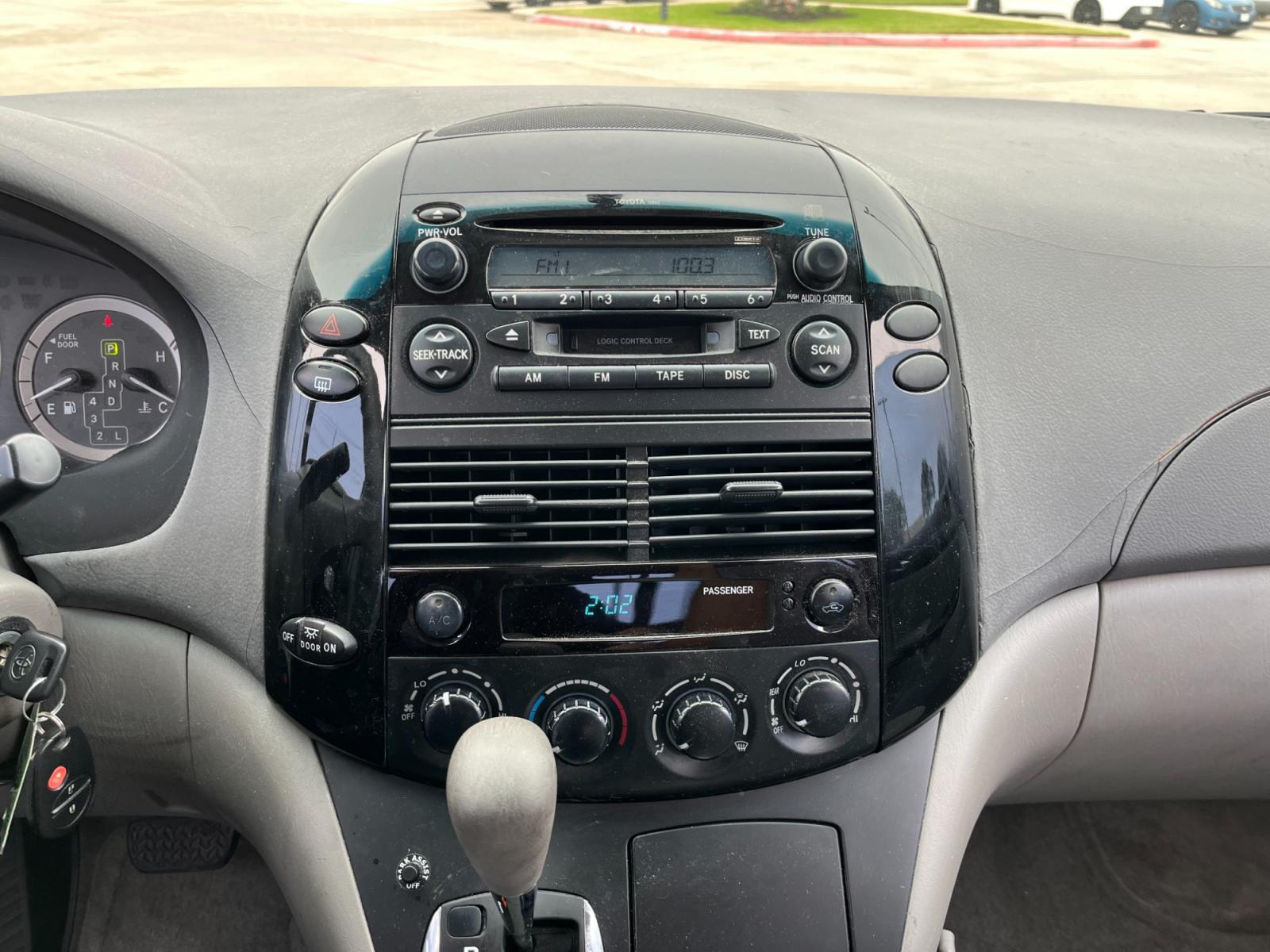 2005 SILVER /gray Toyota Sienna LE - 7 Passenger Seating (5TDZA23C75S) with an 3.3L V6 DOHC 24V engine, 5-Speed Automatic Overdrive transmission, located at 14700 Tomball Parkway 249, Houston, TX, 77086, (281) 444-2200, 29.928619, -95.504074 - Photo #16